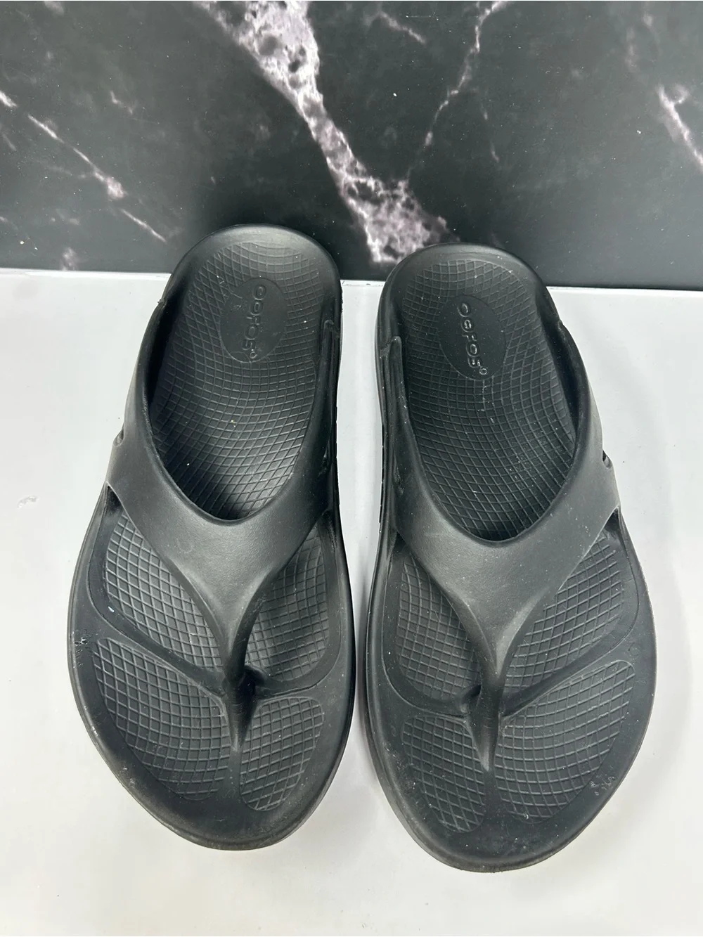 OOFOS Black Recovery Flip Flops size 8 - Picture 2 of 4